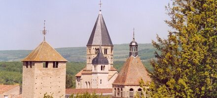 Vie monastique entre Cluny et Italie du Nord au Moyen Age : un regard archéologique.