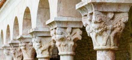 L’art roman, la langue et le bestiaire romans, les chapiteaux et les tympans.